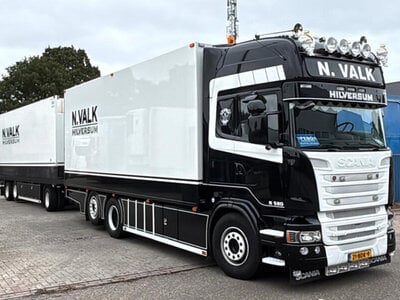 WSI WSI Scania Streamline Topline riged koel wagen met 3-assige koeltrailer NICK VALK