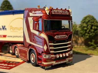 Tekno Tekno Scania Next Gen S580 with Van der Peet potatotrailer incl. load PEETERS
