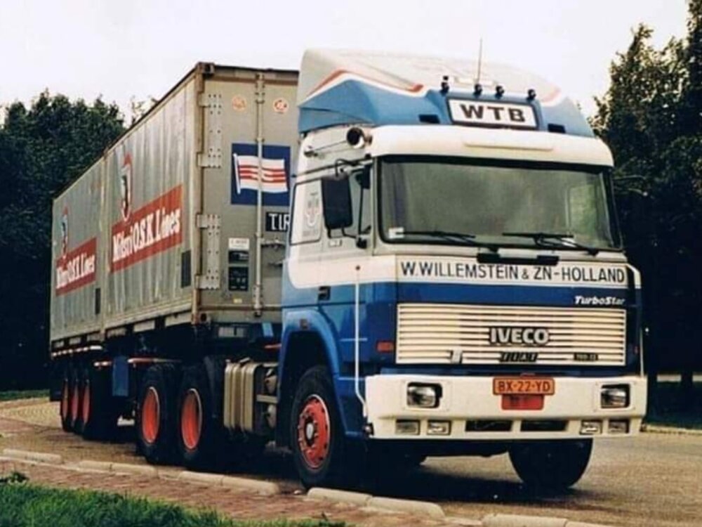 Tekno Tekno Iveco Turbostar 6x2 trekker met 3 assige containeroplegger met 2x 20ft. WTB