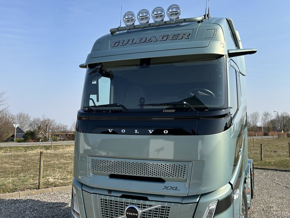 Tekno Tekno Volvo FH Aero XXL 6x2 voorloper GULDAGER