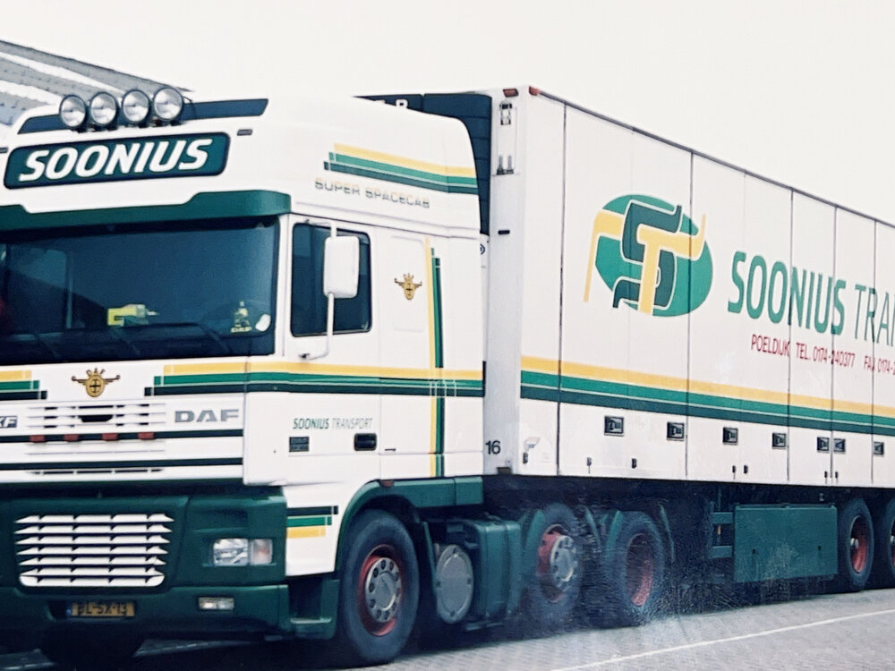Tekno Tekno DAF 95XF Super Space Cab 6x2 with 3-axle reefer trailer SOONIUS