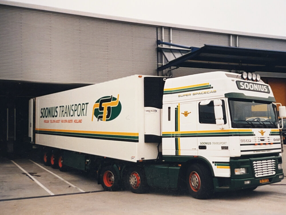 Tekno Tekno DAF 95XF Super Space Cab 6x2 met 3-assige koelopegger SOONIUS