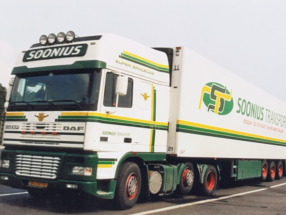 Tekno Tekno DAF 95XF Super Space Cab 6x2 with 3-axle reefer trailer SOONIUS