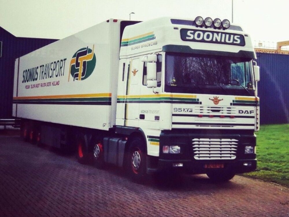 Tekno Tekno DAF 95XF Super Space Cab 6x2 with 3-axle reefer trailer SOONIUS