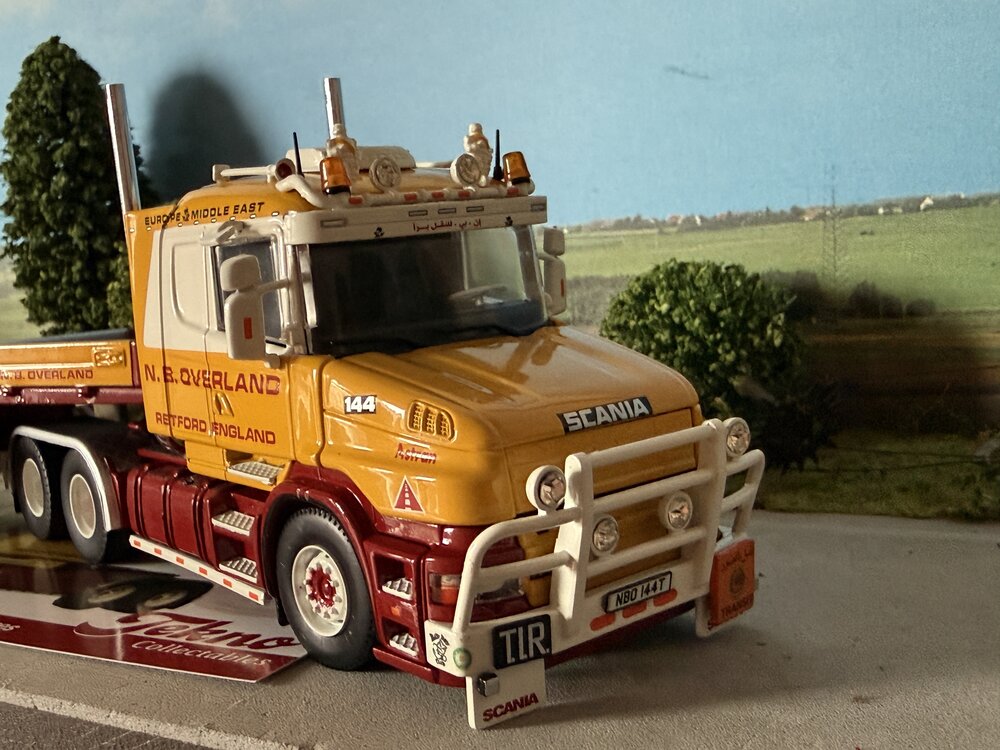 Tekno Tekno Scania 4-serie Torpedo met 3-assige semi dieplader OVERLAND