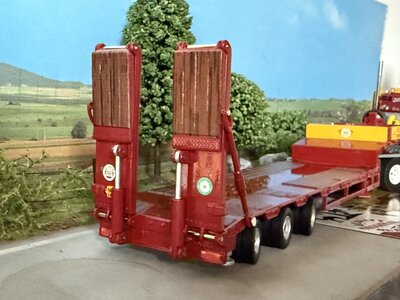 Tekno Tekno Scania 4-serie Torpedo met 3-assige semi dieplader OVERLAND