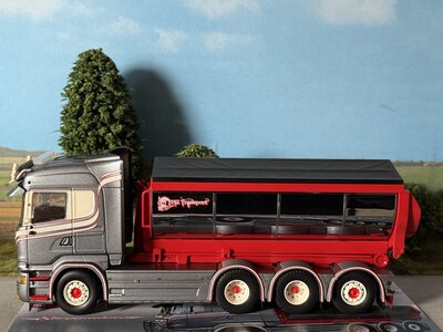 Tekno Tekno Scania R Highline with hooklift + container THIZ