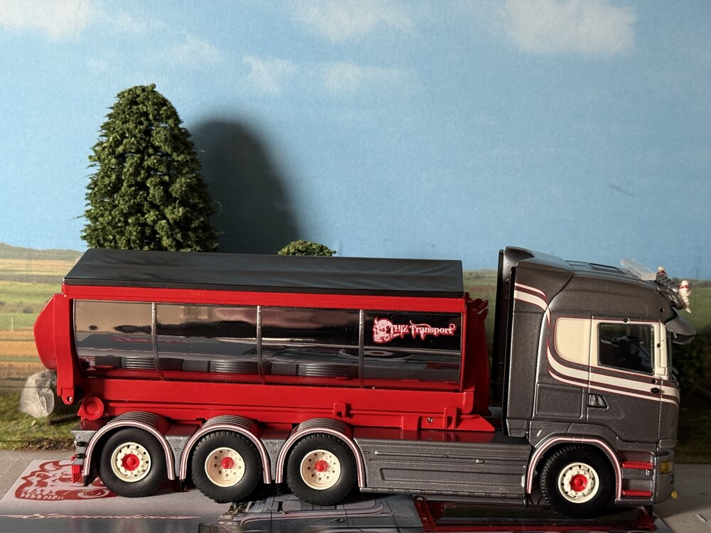 Tekno Tekno Scania R Highline with hooklift + container THIZ