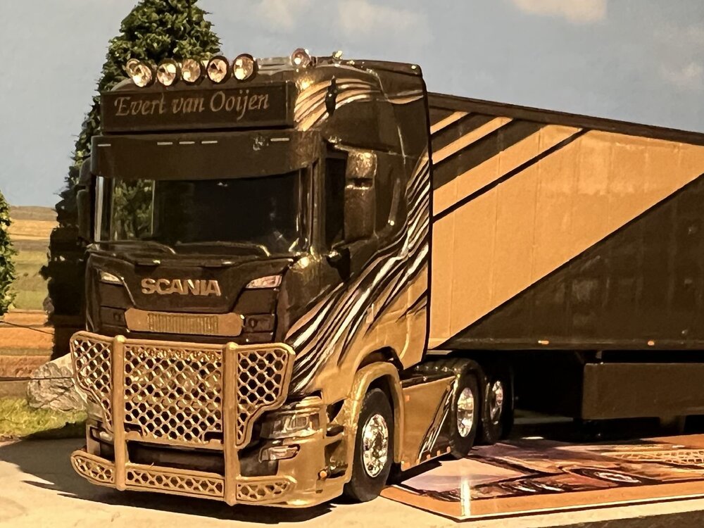 Tekno Tekno Scania Next Gen S650 6x2 sleepas met Walking floor oplegger EVERT VAN OOIJEN