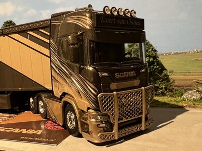 Tekno Tekno Scania Next Gen S650 6x2 sleepas met Walking floor oplegger EVERT VAN OOIJEN