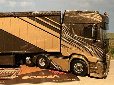 Tekno Tekno Scania Next Gen S650 6x2 sleepas met Walking floor oplegger EVERT VAN OOIJEN
