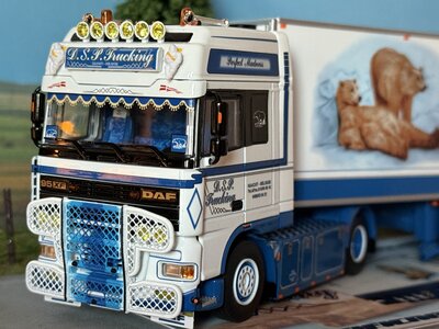 WSI WSI "Exclusief" DAF 95 Super Space Cab 4x2 met 3-as koeloplegger D.S.P. Trucking
