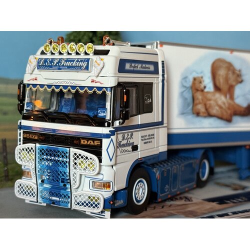 WSI WSI "Exclusief" DAF 95 Super Space Cab 4x2 met 3-as koeloplegger D.S.P. Trucking