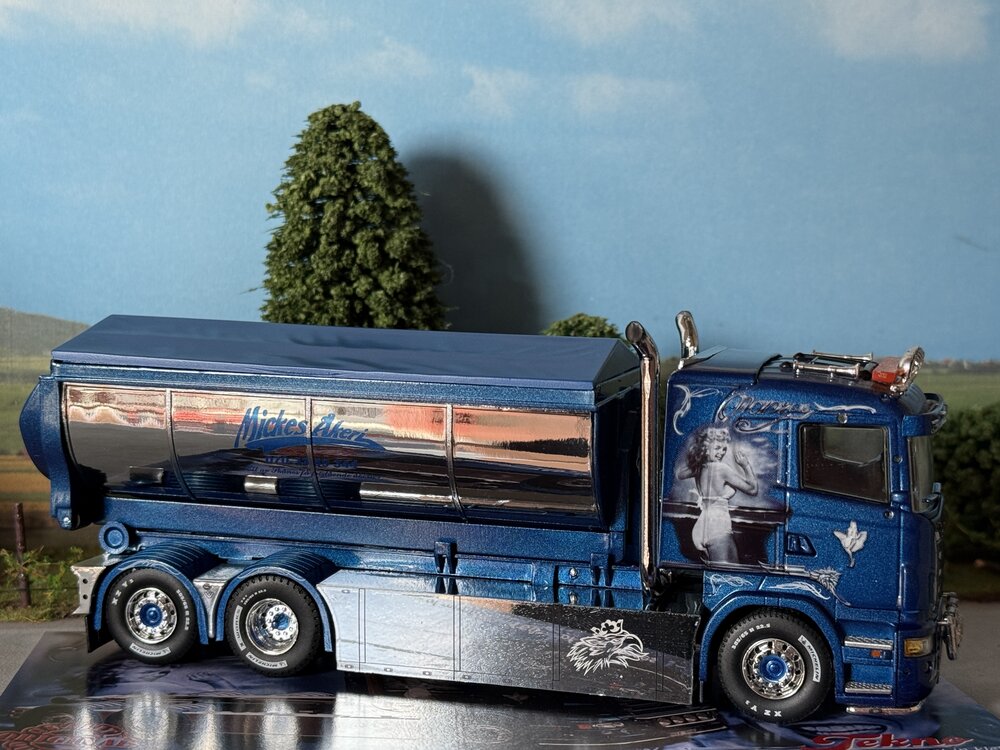 Tekno Tekno Scania R Lowline truck with hooklift + container MICKES AKERI