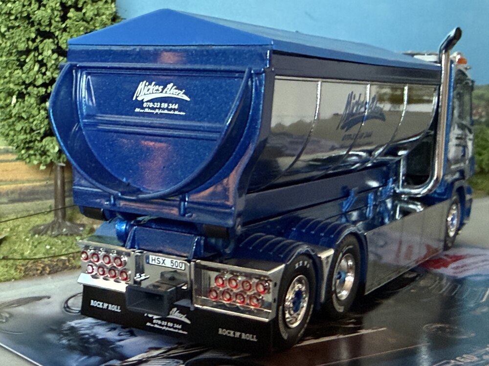 Tekno Tekno Scania R Lowline truck with hooklift + container MICKES AKERI