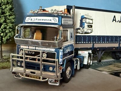 Tekno Tekno Volvo F12 Globetrotter 4x2 with 3-axle classic tilt trailer EDERVEEN