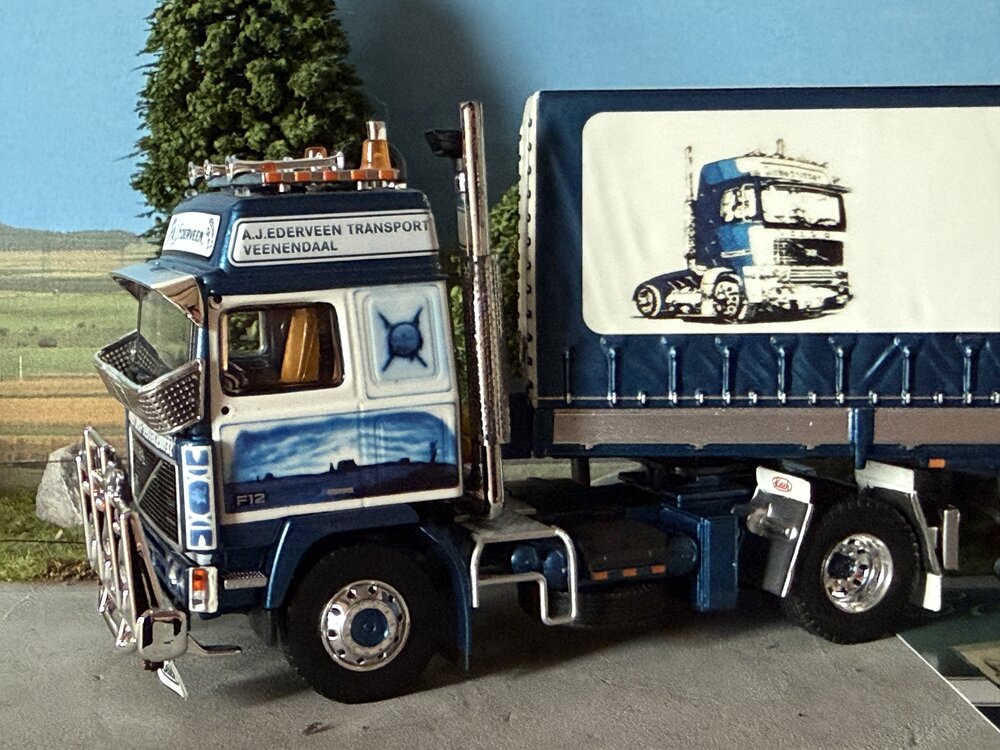 Tekno Tekno Volvo F12 Globetrotter 4x2 with 3-axle classic tilt trailer EDERVEEN