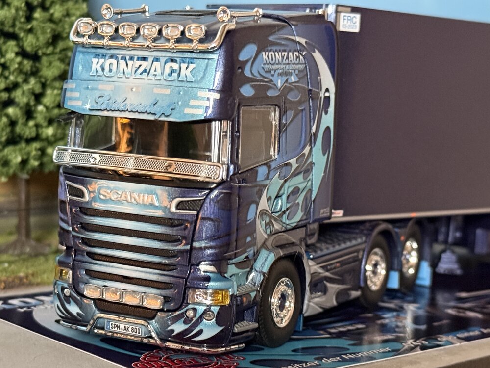 Tekno Tekno Scania R Topline 6x2 with 3-axle reefer trailer KONZACK