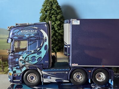 Tekno Tekno Scania R Topline 6x2 met 3-as koeloplegger KONZACK