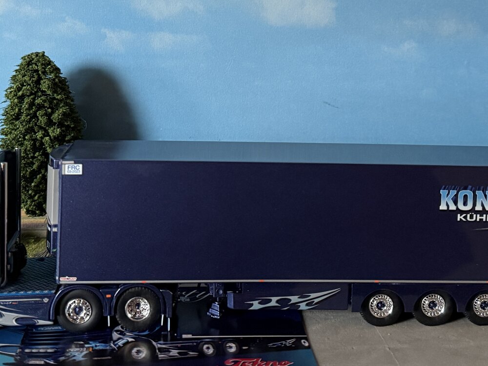 Tekno Tekno Scania R Topline 6x2 met 3-as koeloplegger KONZACK