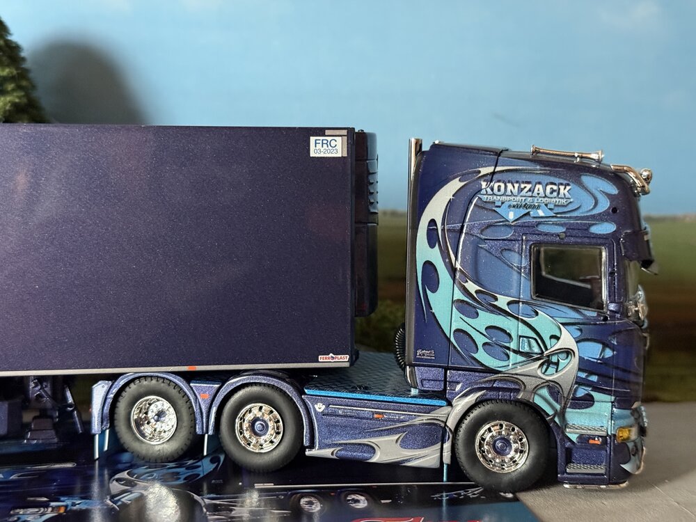 Tekno Tekno Scania R Topline 6x2 with 3-axle reefer trailer KONZACK