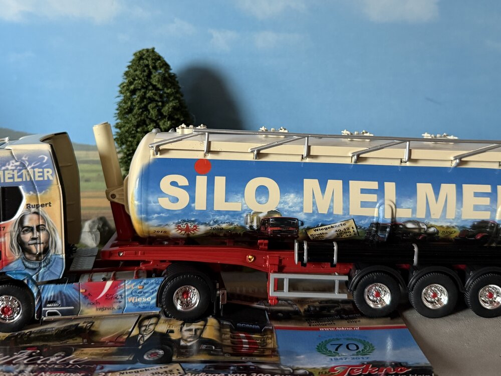 Tekno Tekno Scania Next Gen S Highline met 3-as ingekorte Silo oplegger MELMER