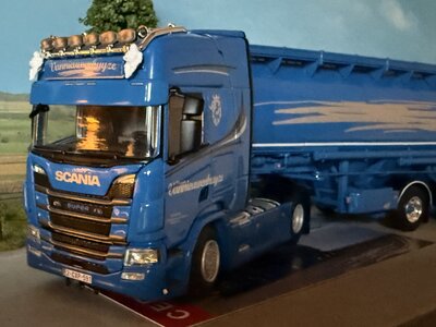 WSI WSI Scania R-serie Next-Gen Super Highline 4x2 met Welgro 3-assige veevoeder bulk oplegger VANNIEUWENHUYZE VERVOER