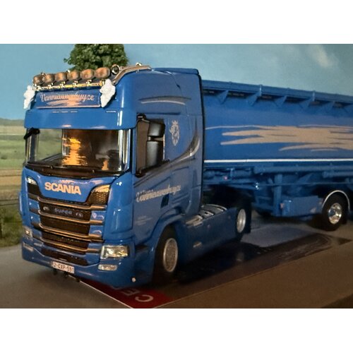 WSI WSI Scania R-serie Next-Gen Super Highline 4x2 met Welgro 3-assige veevoeder bulk oplegger VANNIEUWENHUYZE VERVOER