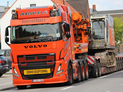 WSI WSI Volvo FH5 Globetrotter XL 8x4 with 5-axle lowloader + 2-axle dolly MARTLE