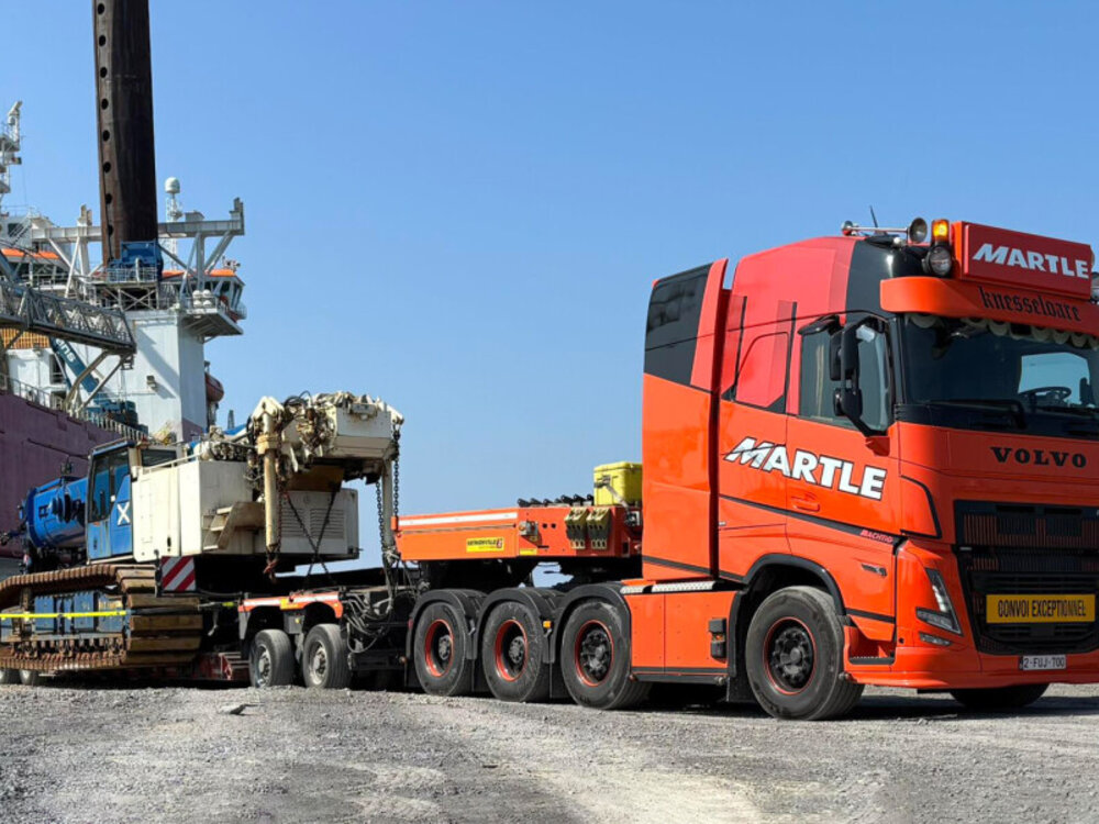 WSI WSI Volvo FH5 Globetrotter XL 8x4 met 5-assige dieplader + 2-assige dolly MARTLE