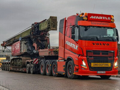 WSI WSI Volvo FH5 Globetrotter XL 8x4 met 5-assige dieplader + 2-assige dolly MARTLE