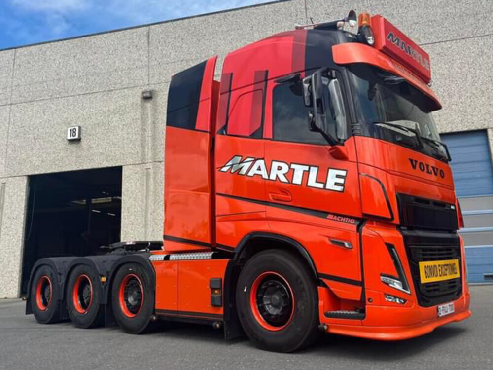 WSI WSI Volvo FH5 Globetrotter XL 8x4 with 5-axle lowloader + 2-axle dolly MARTLE