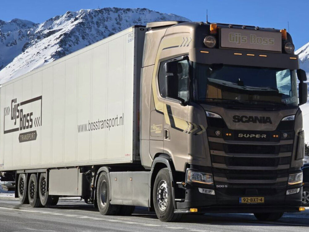 WSI WSI Scania S Highline 4x2 met 3-as koeloplegger GIJS BOSS
