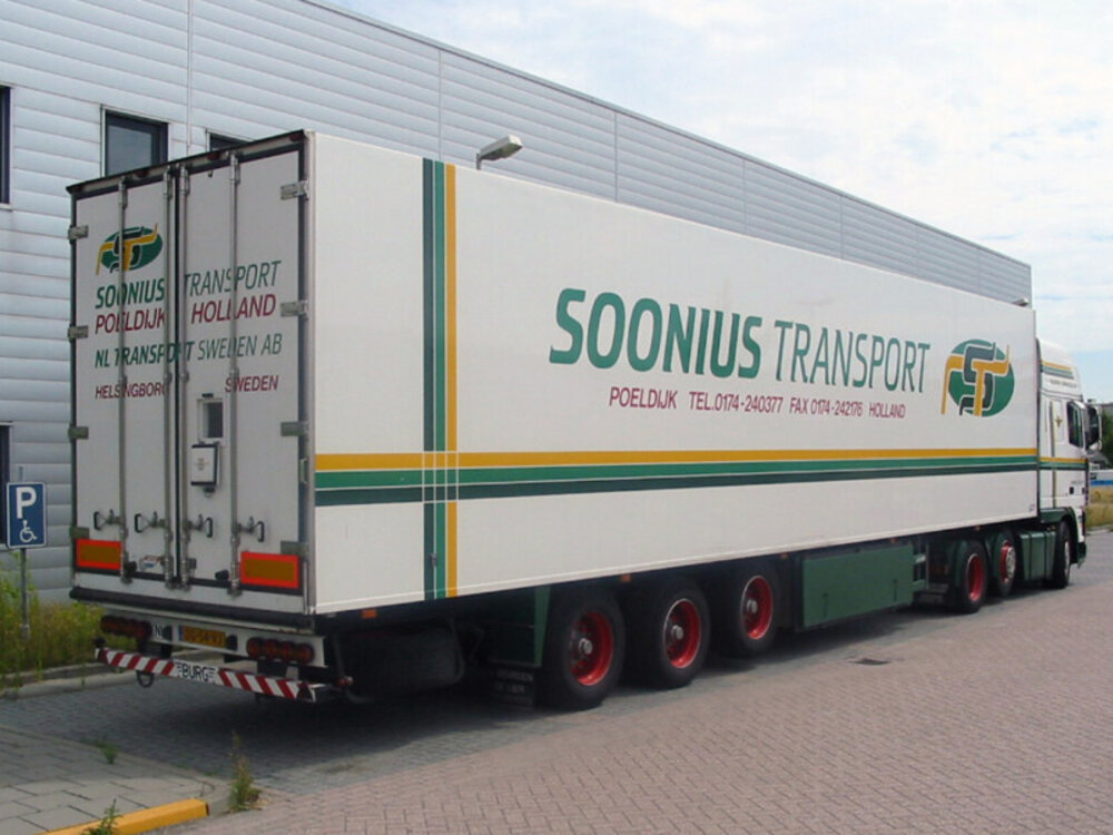 WSI WSI DAF XF95 Super Space cab  6x2 with 3-axle reefer trailer SOONIUS