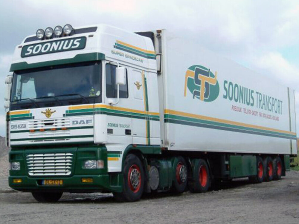 WSI WSI DAF XF95 Super Space cab  6x2 with 3-axle reefer trailer SOONIUS