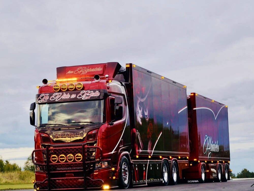 Tekno Tekno Scania Next Gen R motorwagen met 3-assige schamel aanhanger HEINRICHS