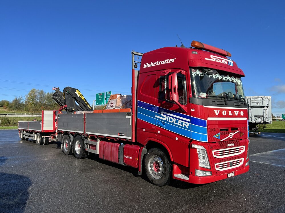 Tekno Tekno Volvo FH04 Globetrotter motorwagen + aanhanger met open bak en kraan SIDLER