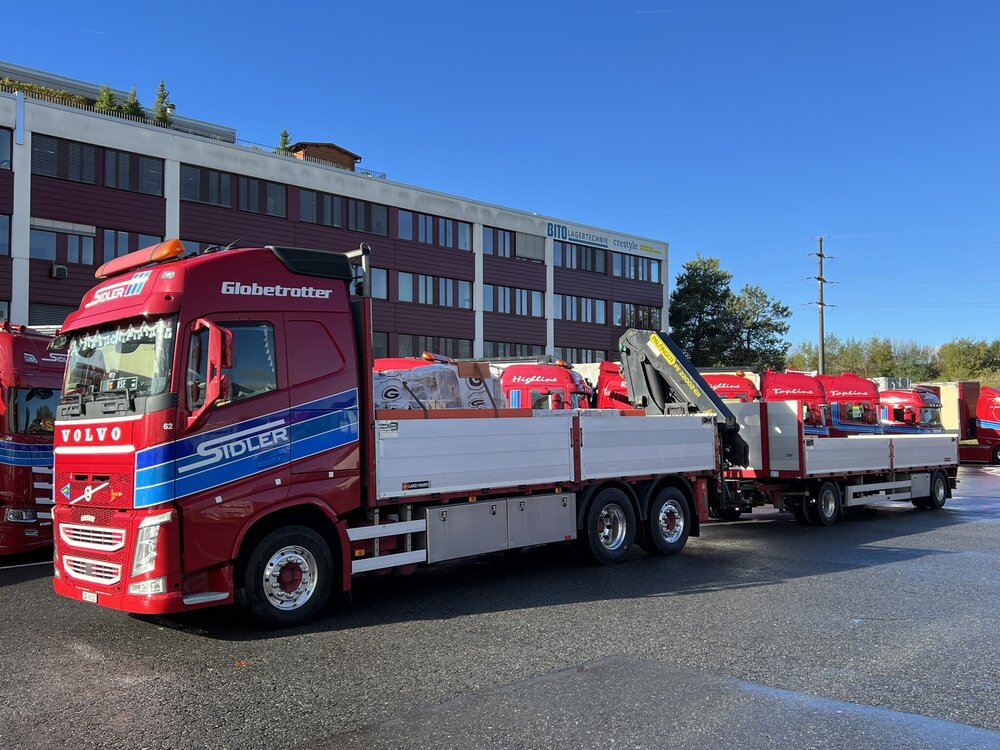 Tekno Tekno Volvo FH04 Globetrotter riged truck with open top trailer + crane SIDLER
