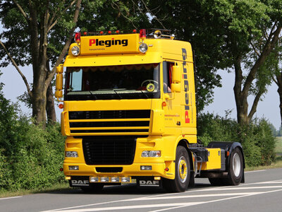 WSI WSI DAF XF 95 Space Cab 4x2  met 3-assige dieplader + 20ft container PLEGING