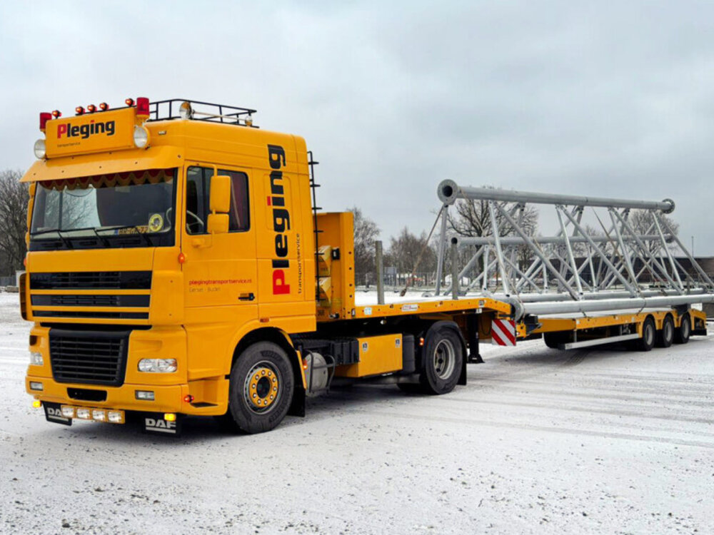 WSI WSI DAF XF 95 Space Cab 4x2  met 3-assige dieplader + 20ft container PLEGING