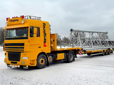 WSI WSI DAF XF 95 Space Cab 4x2  with 3-axle lowloader + 20ft container PLEGING