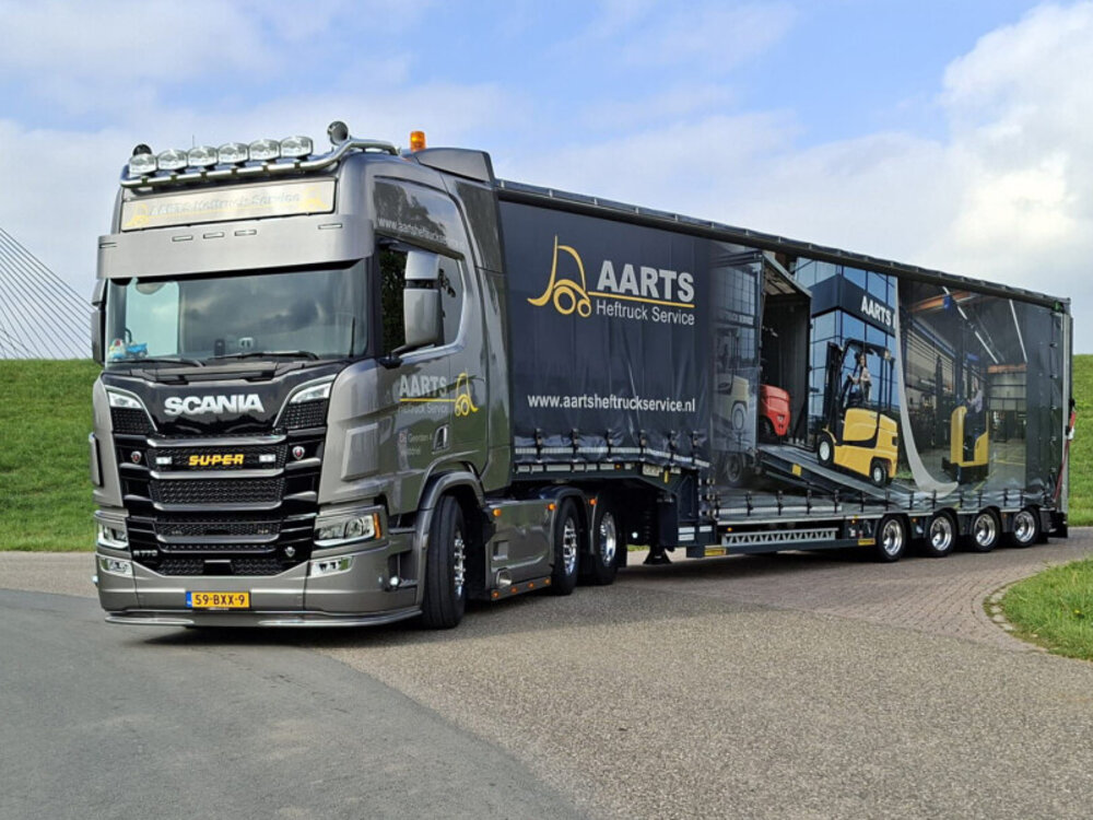 WSI WSI Scania R Highline 6x2 with 4-axle curtainside trailer + ramps AARTS HEFTRUCK SERVICE