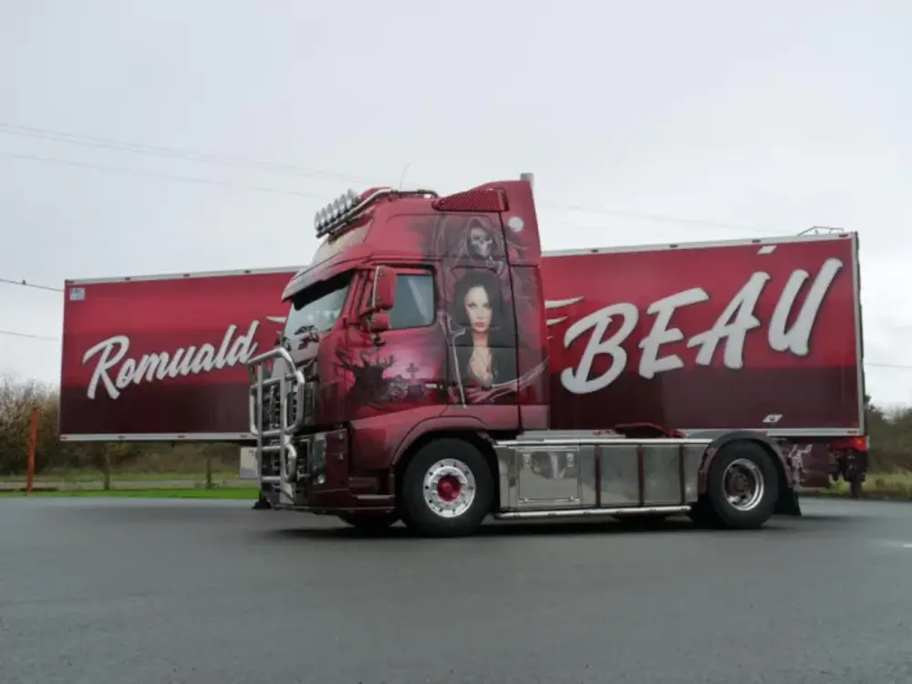 Tekno Tekno Volvo FH03 Globetrotter XL met 3-assige koeloplegger BEAU - LA FAUCHEUSE