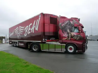 Tekno Tekno Volvo FH 03 Globetrotter XL with 3-axle reefer trailer BEAU - LA FAUCHEUSE