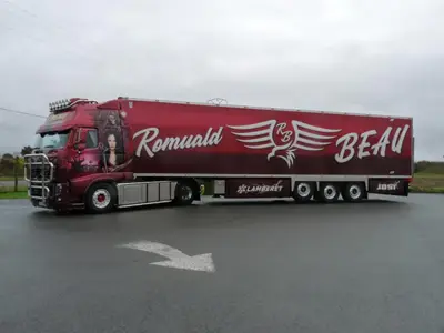 Tekno Tekno Volvo FH03 Globetrotter XL met 3-assige koeloplegger BEAU - LA FAUCHEUSE