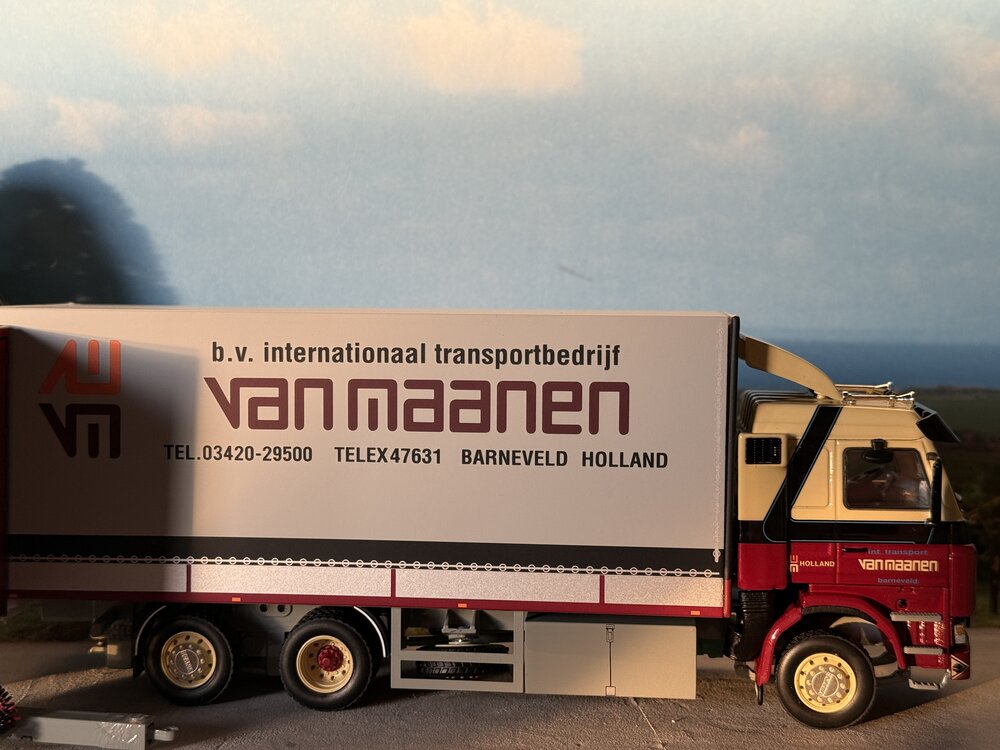 WSI WSI Scania 113M motorwagen met 2-as aanhanger VAN MAANEN