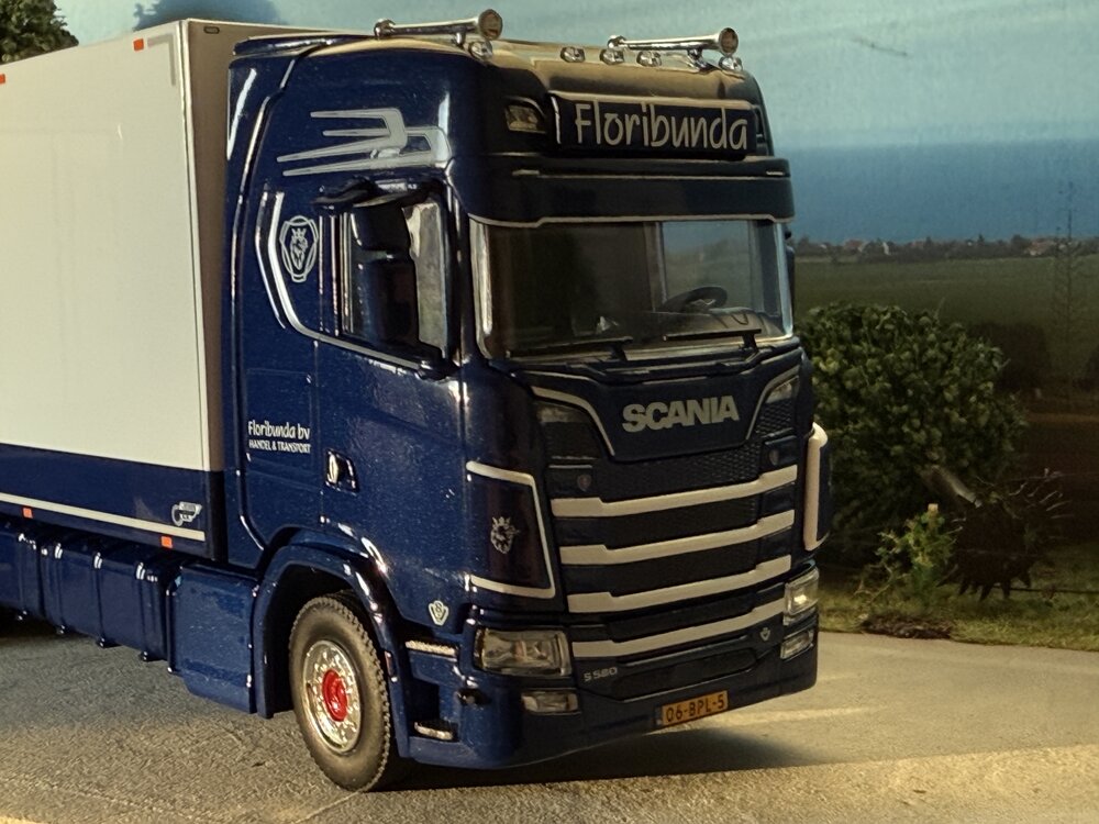 WSI WSI Scania S Highline motor 6x2 koelwagen met 2-assige koeltrailer FLORIBUNDA