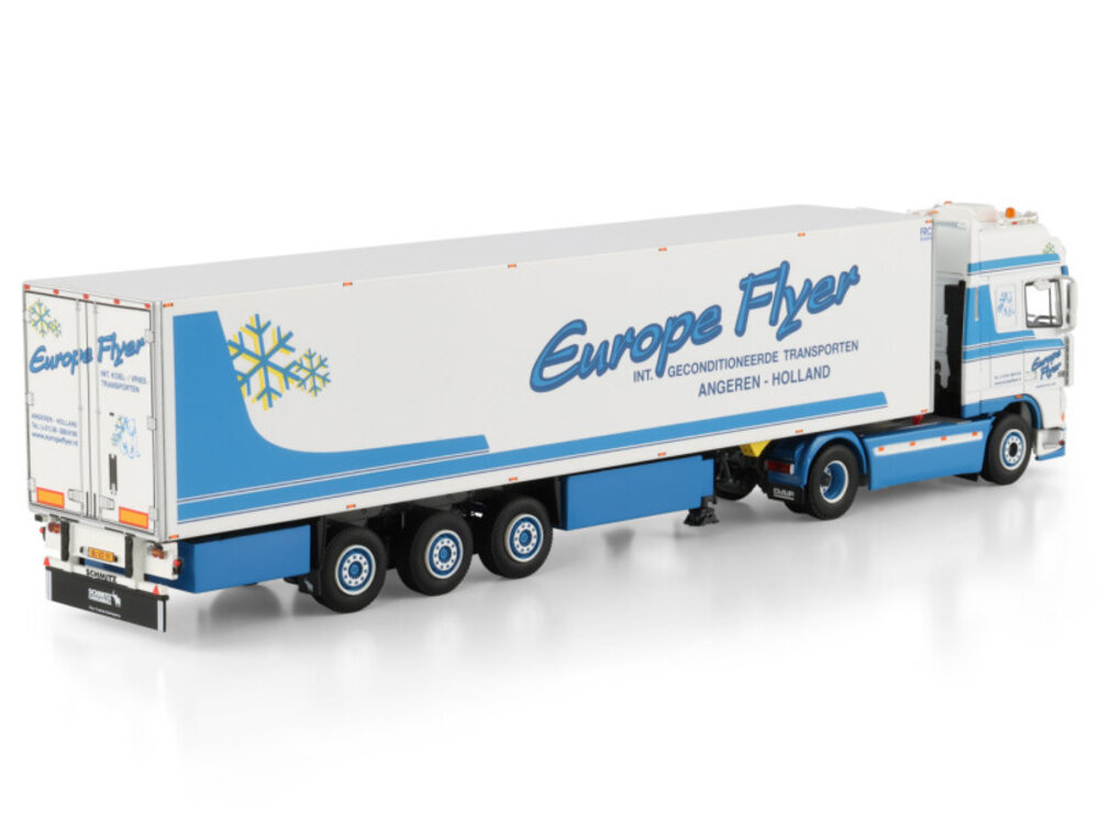 WSI WSI DAF 95XF Super Space Cab 4x2 met 3-assige koeloplegger EUROPE FLYER