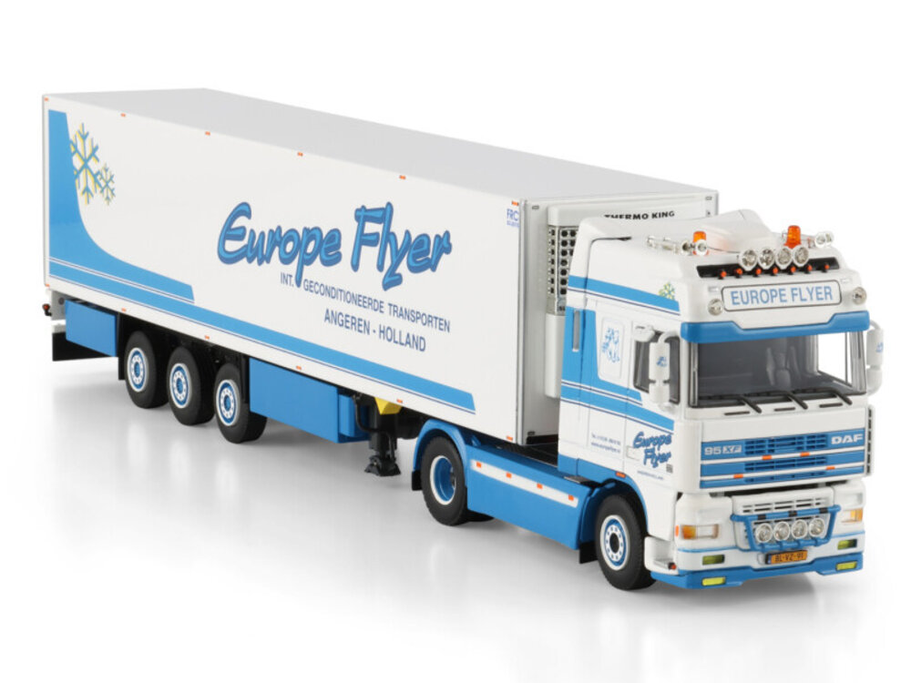 WSI WSI DAF 95XF Super Space Cab 4x2 met 3-assige koeloplegger EUROPE FLYER