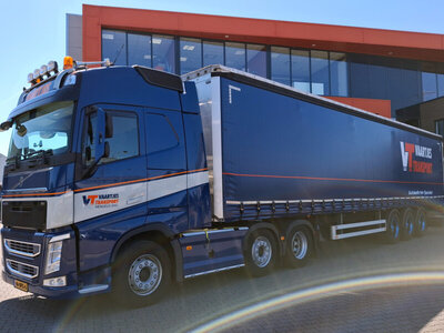 WSI WSI Volvo FH4 Globetrotter 6x2 met 3-as zeilenoplegger VAARTJES TRANSPORT
